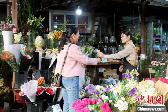 世纪账号：鲜花消费日常化 中国年轻人把春天“带回家”